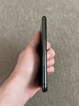 iPhone X 64 GB, baterie 100 % - 7
