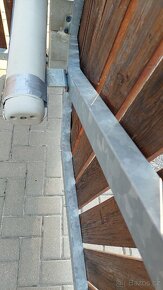 Vjezdová dvoukřídlá brána, branka a plotové pole. - 7