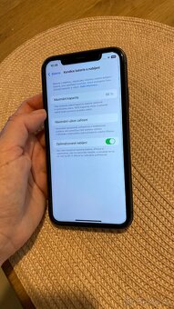 Prodám černý iPhone 11 64GB - top stav- baterie 88% - 7