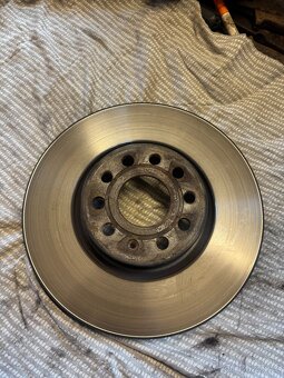 Prodám přední kotouče+destičky značky Brembo . - 7