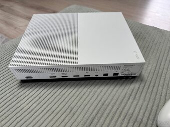 Xbox One S 500 GB + 1 ovladač + 6 her – výborný stav - 7