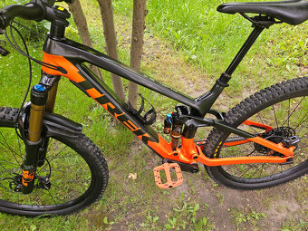 Zánovní našlapané karbonové full 29" kolo TREK, rám 17"(M) - 7