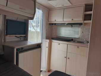 Karavan s vestavbou pro dva psy - 7