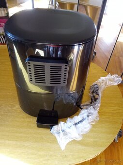 NOVÁ KVALITNÍ FRITÉZA ZN.LAUBEN - 7
