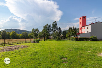 Stavební pozemek s projektem domu 4+KK o výměře 1.364 m2 v o - 7