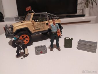 terénní auto s navijákem Schleich - 7