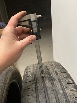 Prodám letní pneu Continental 215/55 r17 - 7