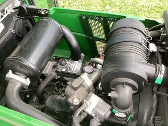 Traktor John Deere 3025E - 7