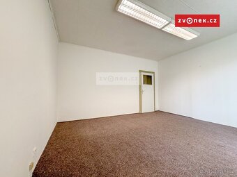 Prostor 3+1 v centru Zlína, pro bydlení i komerci, se zah... - 7