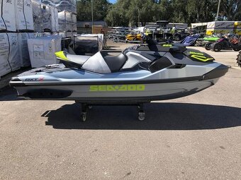 Sea-Doo RXT-X 325 Manta Green/Fiery Red s přívěsem - 7