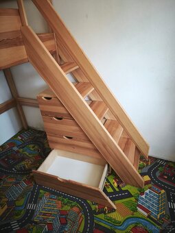 Prodám dřevěnou masivní patrovou postel s hradbami. - 7