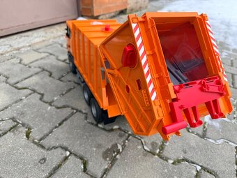 popelářské auto značky Bruder - 7