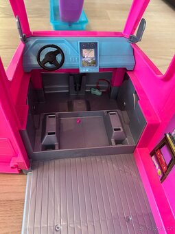 Barbie - karavan, lékárna, šatník + doplňky. - 7
