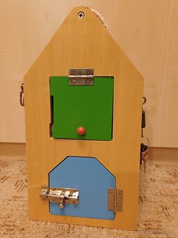 Montessori dřevěný domeček se zámky (small foot) - 7