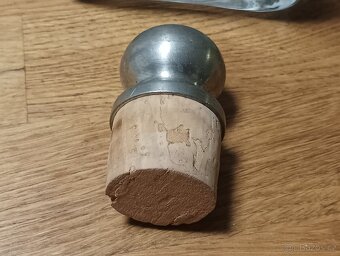 SILNOSTĚNNÁ SKLENĚNÁ LÁHEV DEKOROVANÁ VETERÁNY - 7