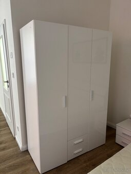 Krásná bílá postel s nočními stolky - 7