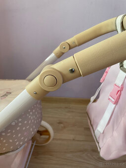 Kočárek pro panenky italské zn. DeCuevas Toys s batůžkem - 7