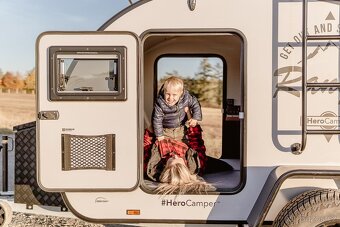 Camper se střešním stanem, svoboda na kolech - 7