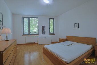 Moderní byt 2+kk se soukromou zahradou, garáží a výhledem do - 7