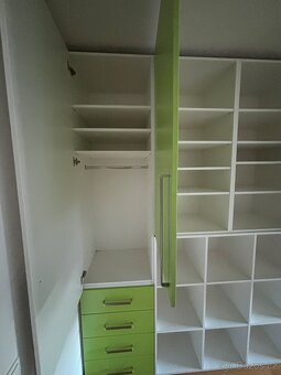 Skříň na oblečení - složena na vozíku, doprava zajištěna - 7