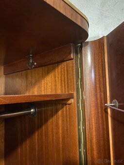 Dřevěná bytelná prostorná skříň - 7