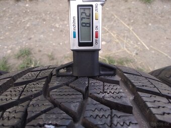 Prodám zánovní zimní pneu GoodYear 235/50/19 - 7