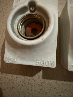 Porcelánový jistič - 7