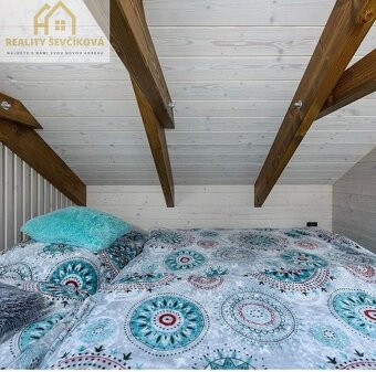 Kompletně zařízený tiny house s terasou v Boho stylu - 7