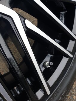 Mitshubishi 5x114,3 245/40/20 letní - 7