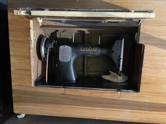 Starožitný šicí stroj LADA 121 - 7