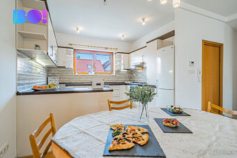 Prodej řadového rodinného domu 5+kk se zahradou a dvougaráží - 7