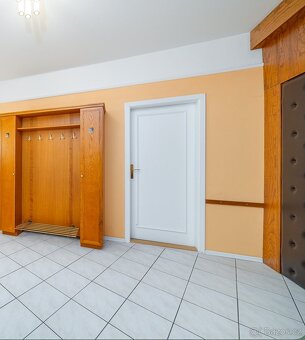 Sada interiérových dveří - dřevěné, bílé, některé prosklené - 7