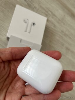 Bílá bezdrátová sluchátka Apple Airpods 2019 - 7
