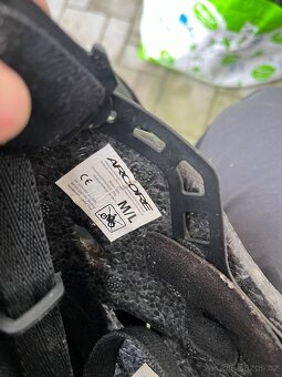 Cyklistické helmy - různé velikosti a motivy - 7