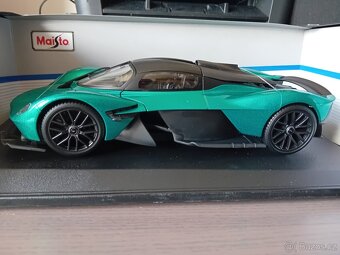 Aston Martin Valkyrie a Ford F150 Pick-Up 1:18 Maisto - 7