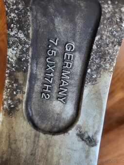 Prodám zimní sadu pneu 215/50R17 Goodyear, ET38 - 7