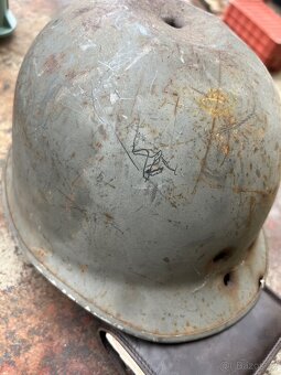 Vojenská helma . - 7