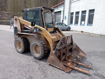 CAT 242 - 7