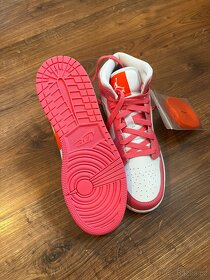 Boty NIKE AIR JORDAN 1MID(GS) velikosti 38.5 EUR - 7