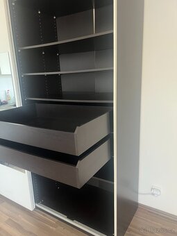 Prodám šatní skříň s posuvnými dveřmi - 7
