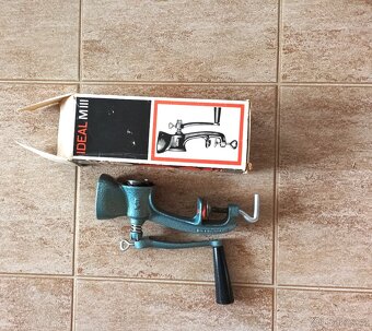 Rádio,ešusy a dortová forma,zapalovače,smalt.hrnce,toal.křes - 7