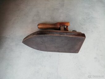 Stará krejčovská žehlička a smaltovaná mísa na zadělávání - 7