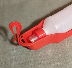 Cestovní láhev s miskou pro psa 0,5 litru červená - 7