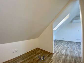 Nabízíme k pronájmu mezonetový podkrovní byt po kompletní re - 7