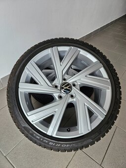 Orig. VW Golf VIII Zimní Pirelli 225/40/18 Zánovní - 7