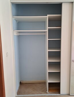 Vestavěná velká bílá skříň s zrcadly ve výborném stavu - 7
