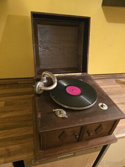 Krasny starozitny gramofon na kliku - 7