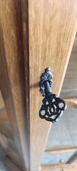 Rustikální rohová vitrína, nábytek z masívu - 7