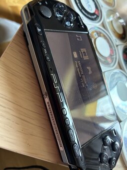 PSP 3004 + 9 her + flash + příslušenství – plně funkční - 7