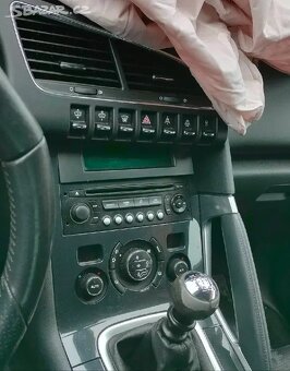 Prodám díly z tohoto bouraného vozu Peugeot 208, 1.2PurTech, - 7